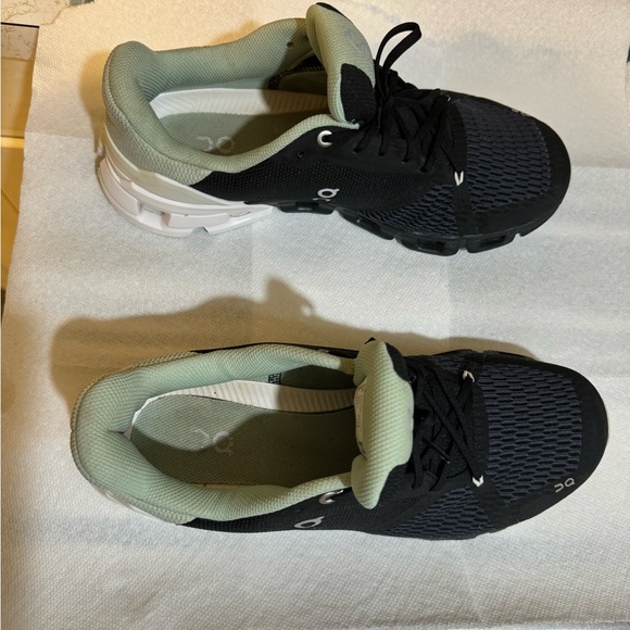 On Cloud, women size 11, black/light green - Picture 7 of 7